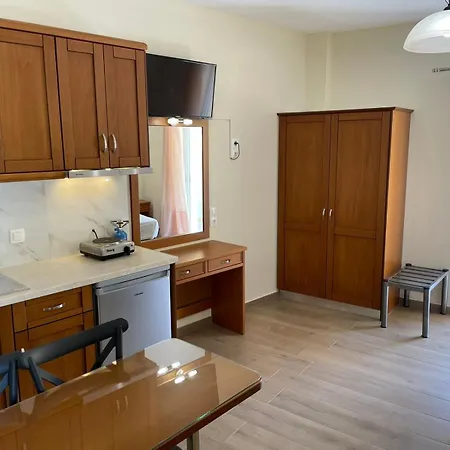 Ξενοδοχείο με διαμερίσματα Triantafylloy 3*